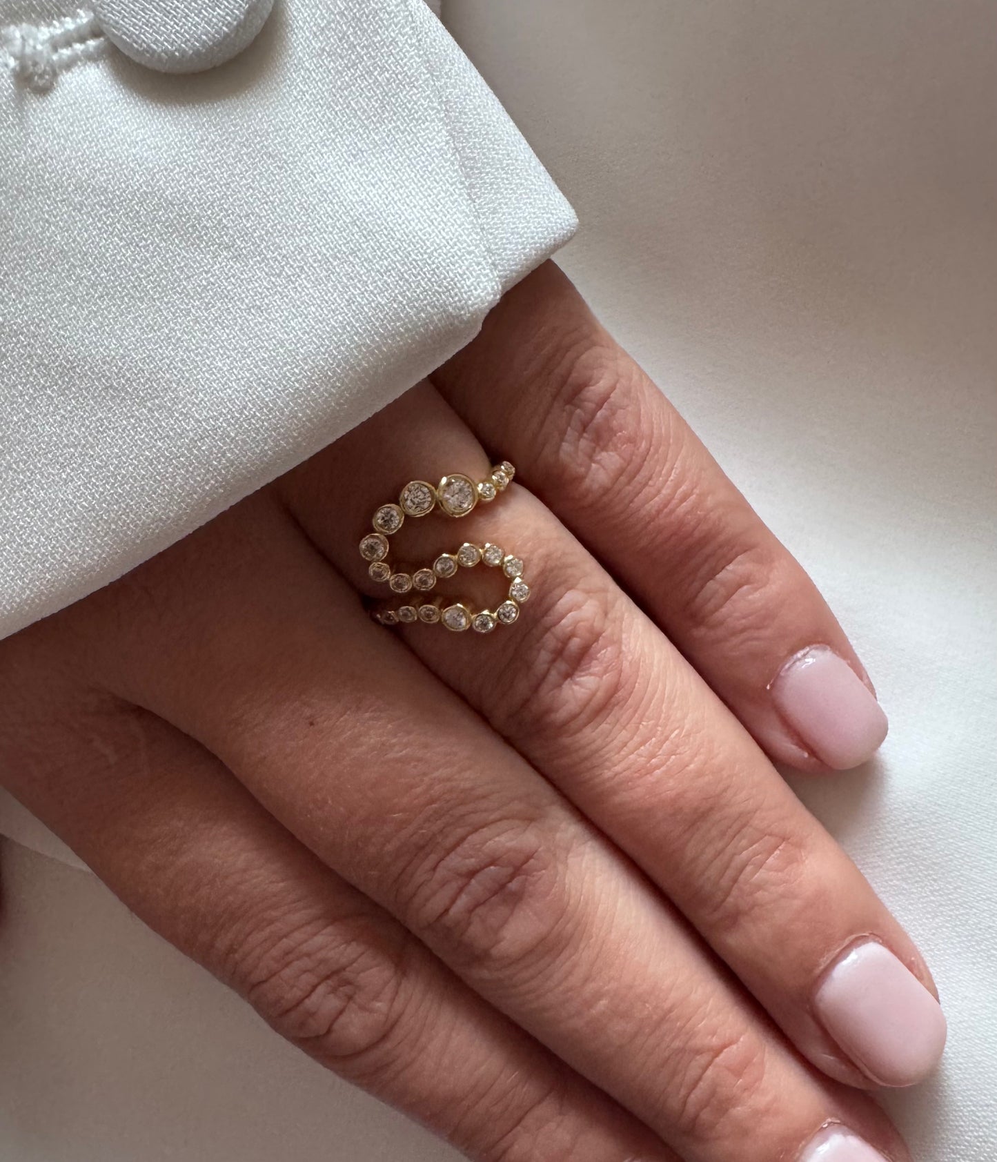 Anello Onda in Argento 925 con Zirconi | Gioiello Luminoso e Regolabile