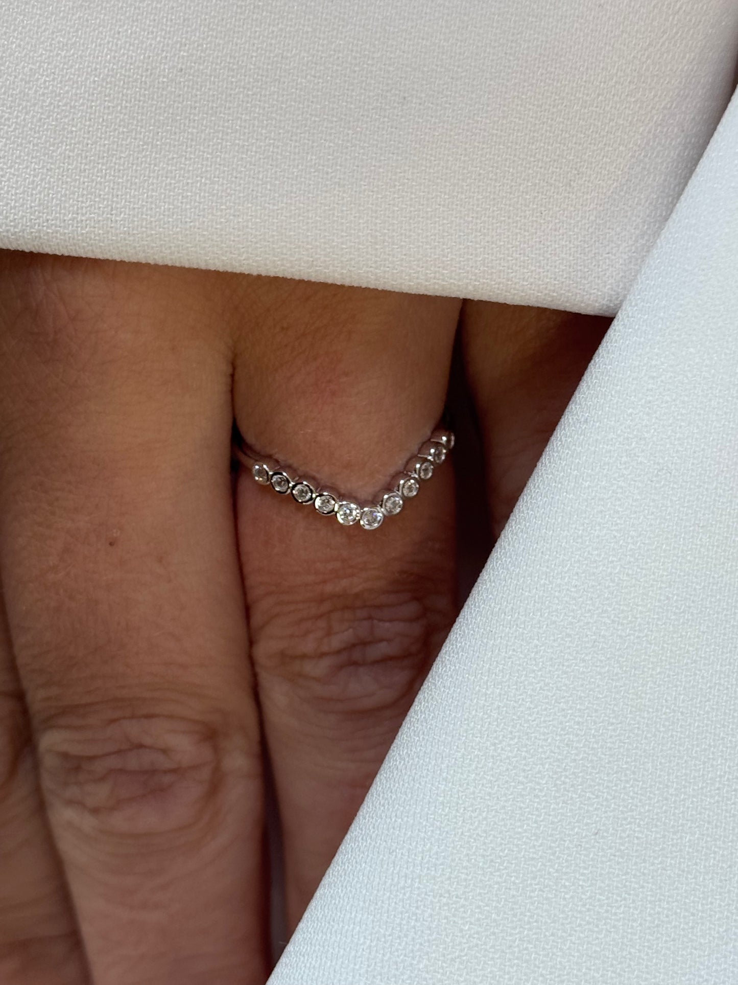 Anello a V in Argento 925 con Zirconi | Design Minimal