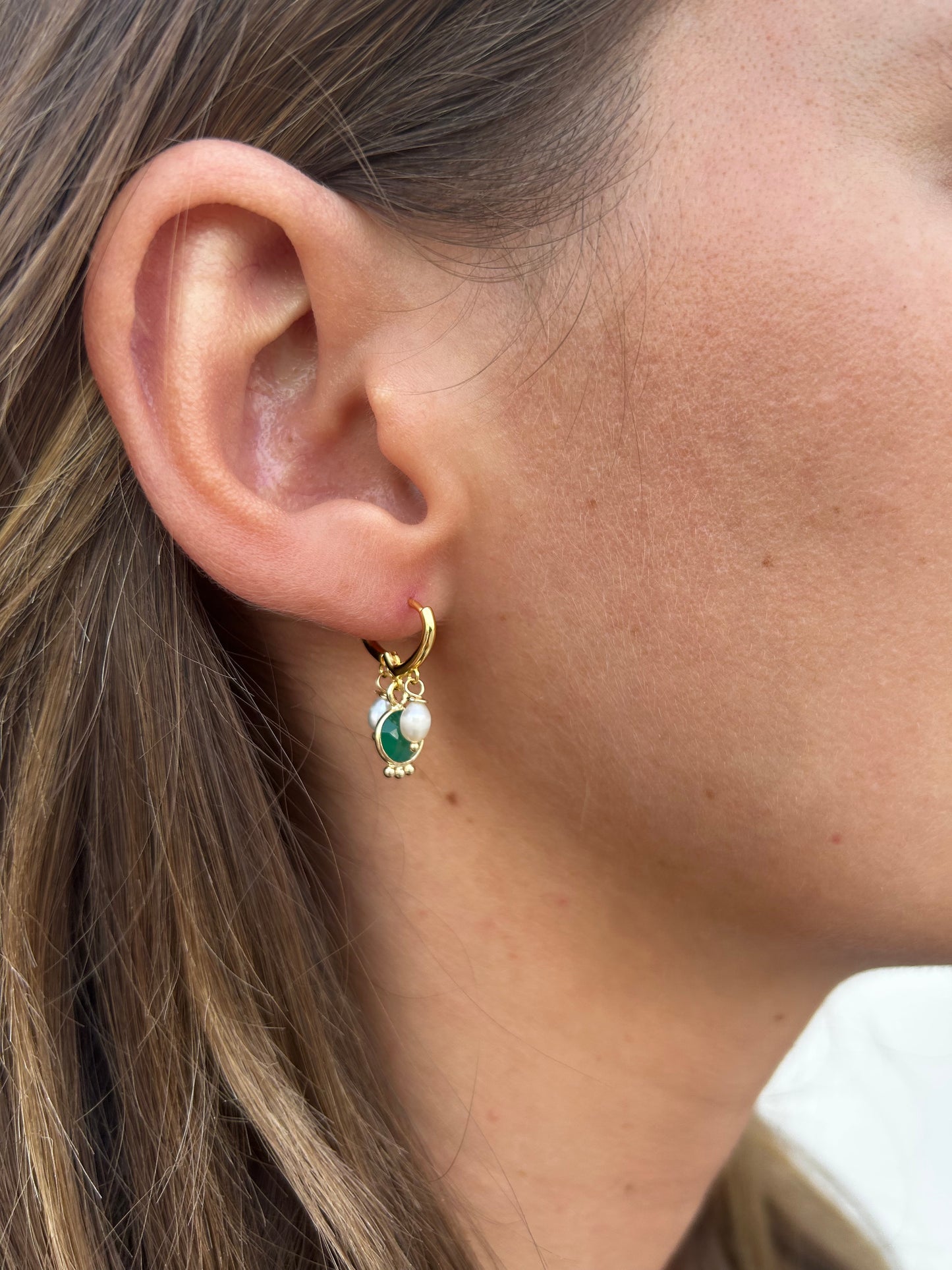 Orecchini Mini Chicchini di Perle e Pendete Pietra dura Radice di Smeraldo