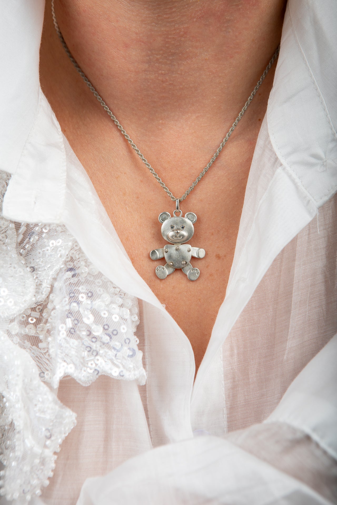 CIONDOLO  TEDDY SATINATO CON OCCHI PUNTI LUCE