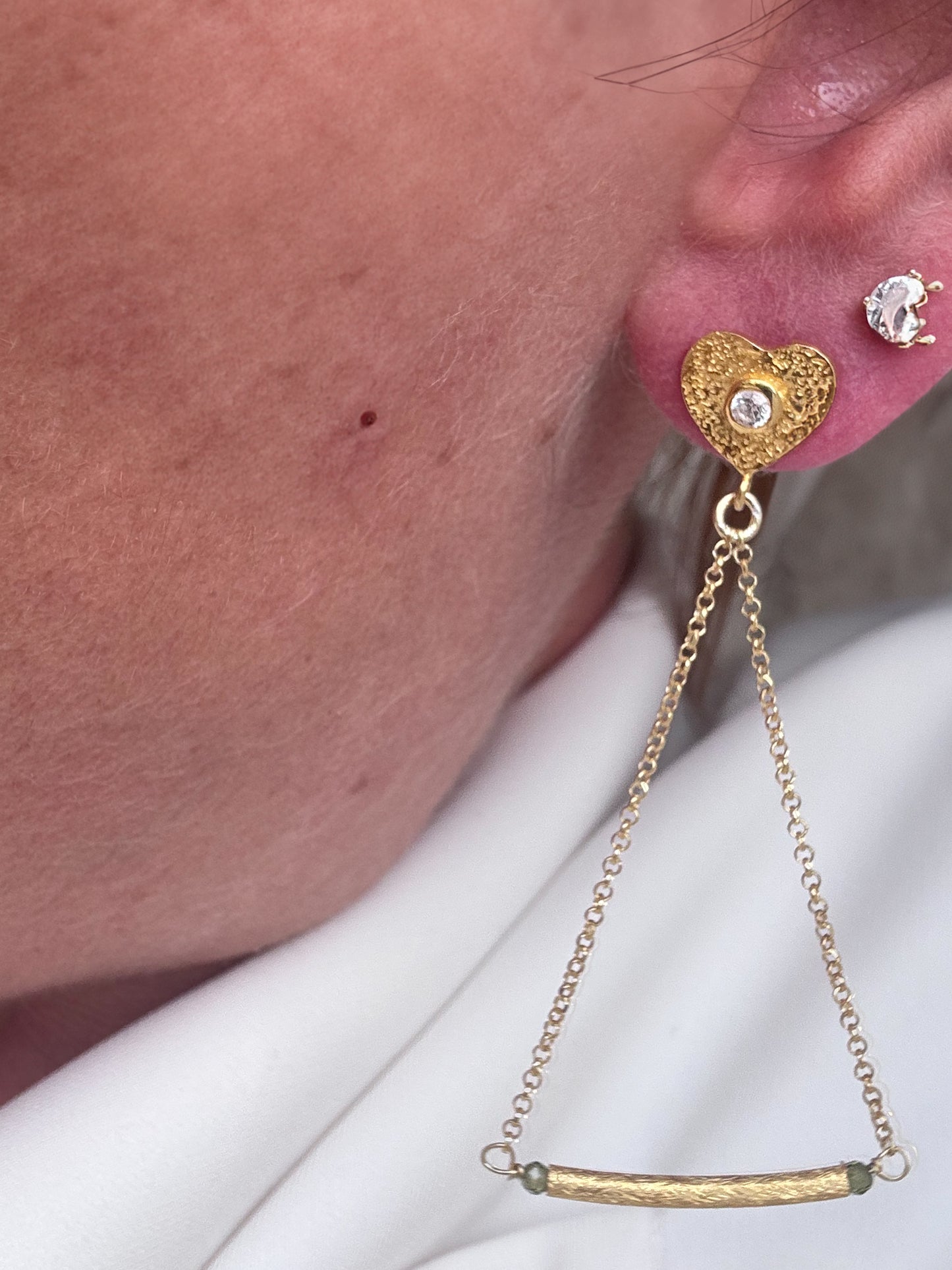 Orecchino Cuore- Peridoto con Catena e Barra in Argento Dorato |